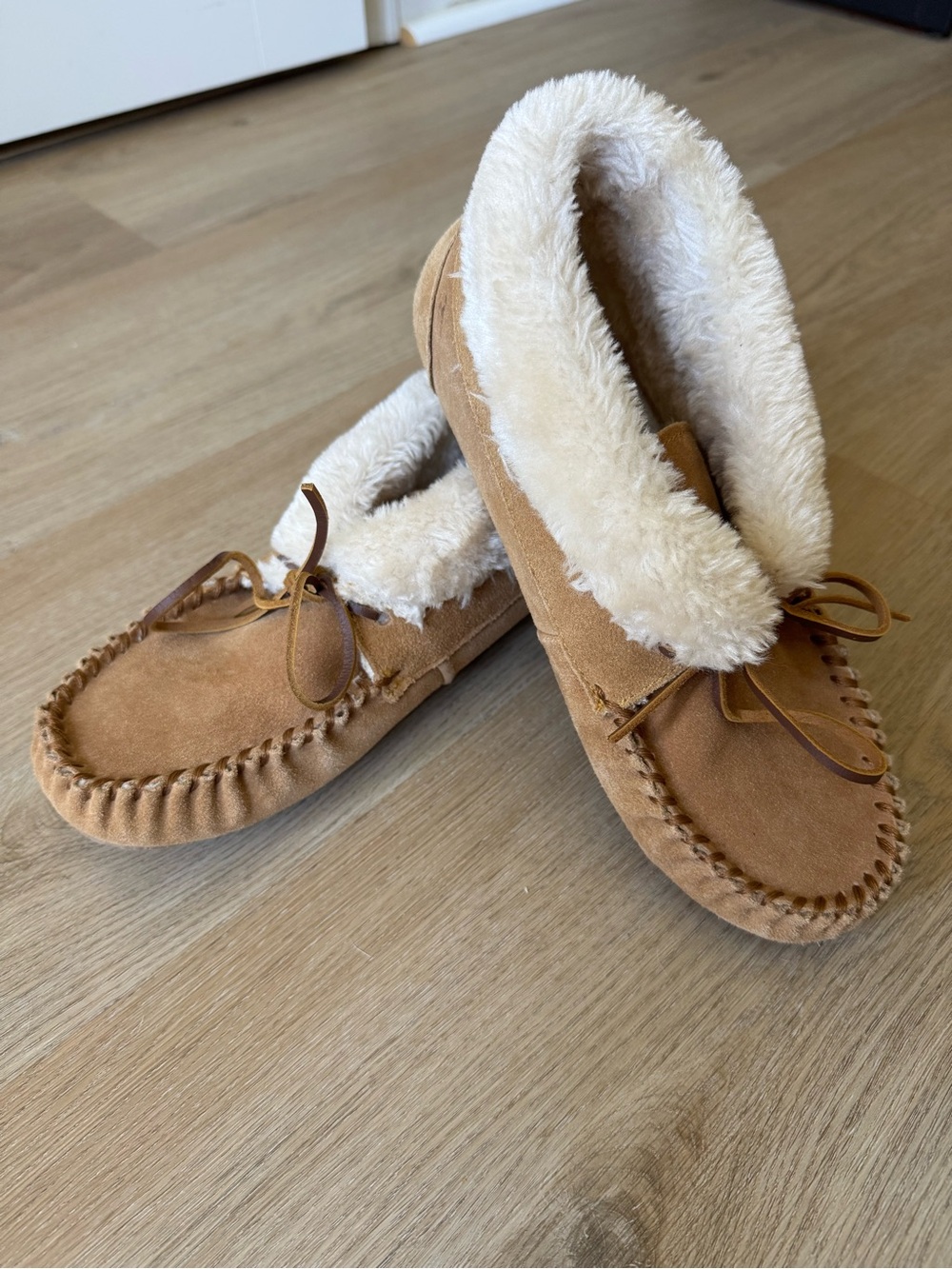 Women’s Size 10 Minnetonka Slippers